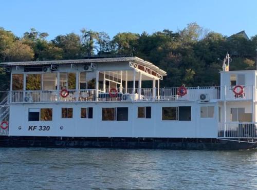 Meremaid houseboat on Lake Kariba