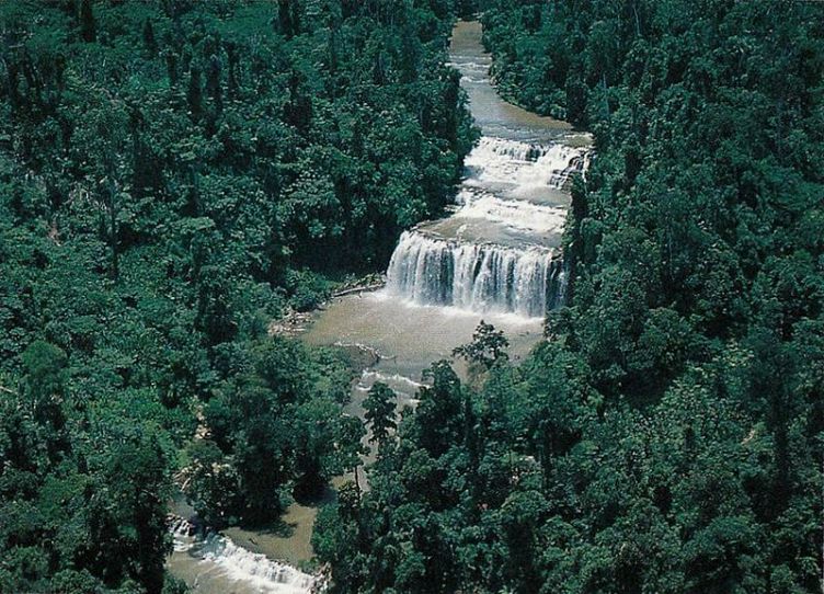 Каскадный водопад - водопад Тинуй-ан на Филиппинах