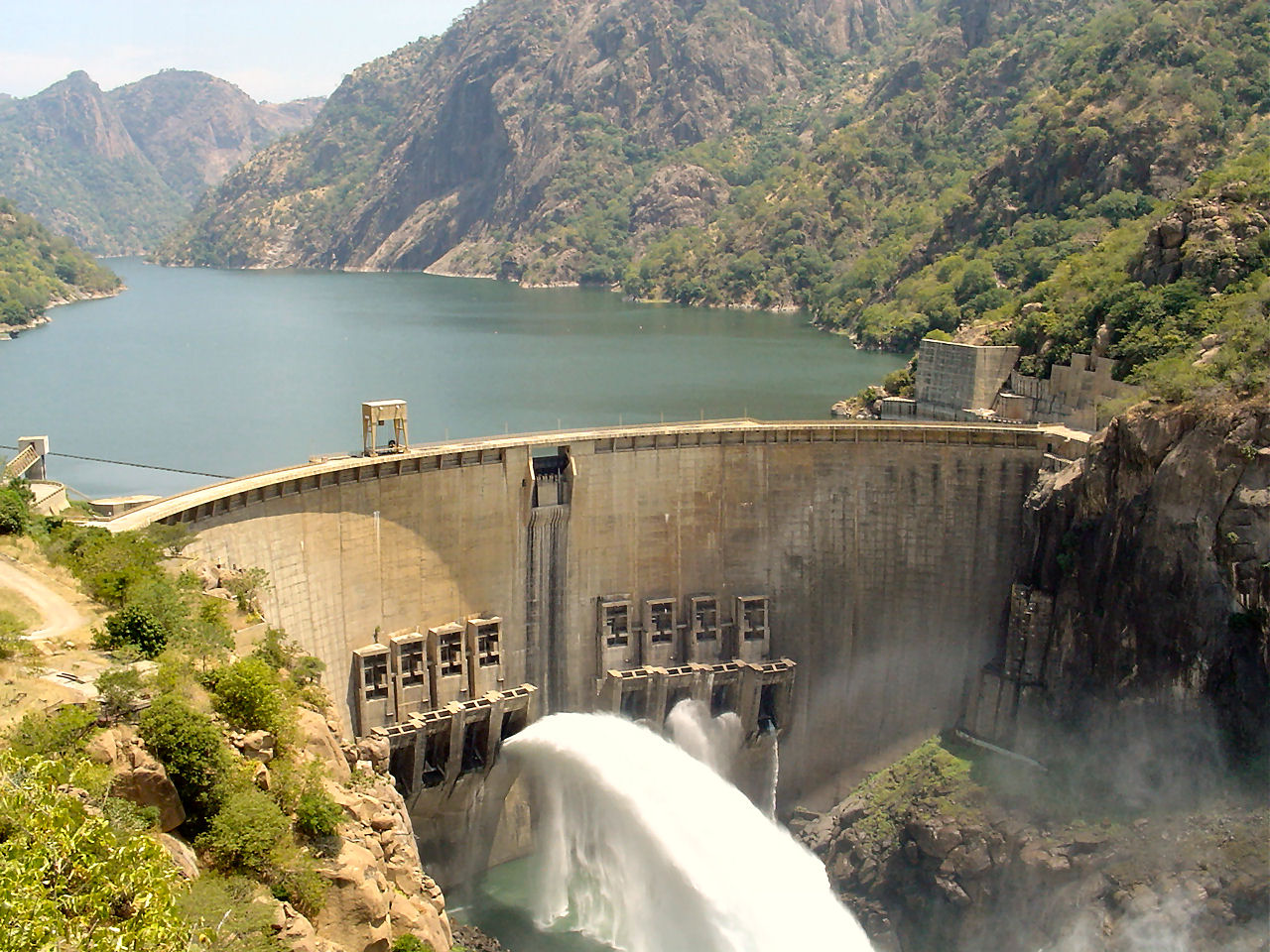 Tama Cahora bassa w Mozambiku - dolna rzeka Zambezi