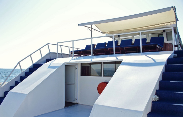 Deck with an awesome view on the Catalina Houseboat - Kariba