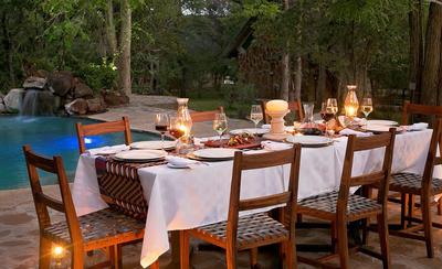 Masuwe Lodge - dinner by the pool