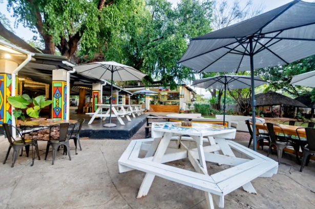 Shoestrings Cafe, Shoestrings Backpackers Lodge, Victoria Falls, Zimbabwe