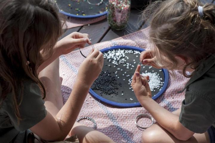 Children beading at Somalisa Acacia