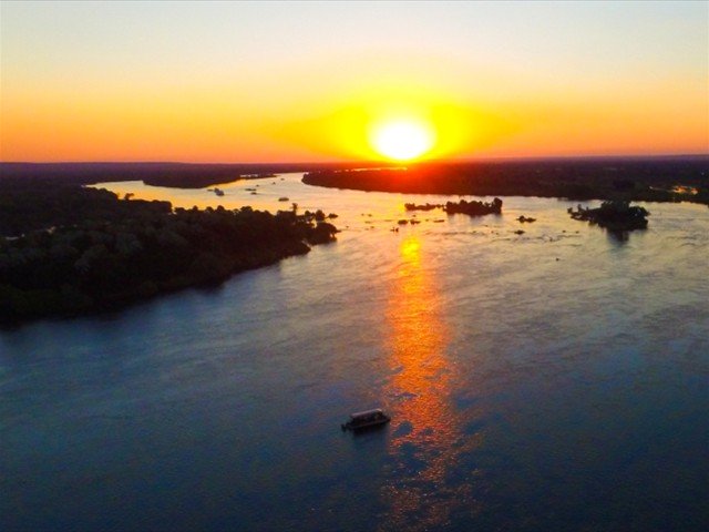 Boot cruise op de upper Zambezi Rivier in de buurt van de Victoria Falls, Zimbabwe