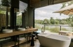 En-suite bathoom with tub