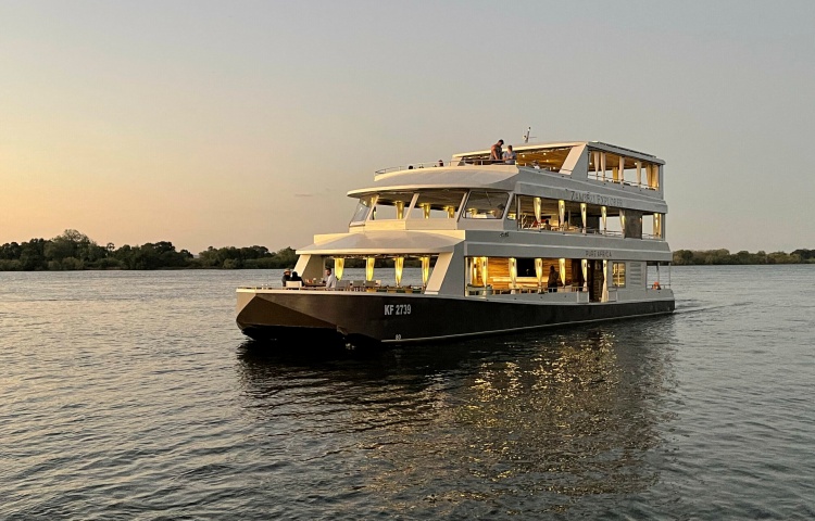 boat cruise zambezi river